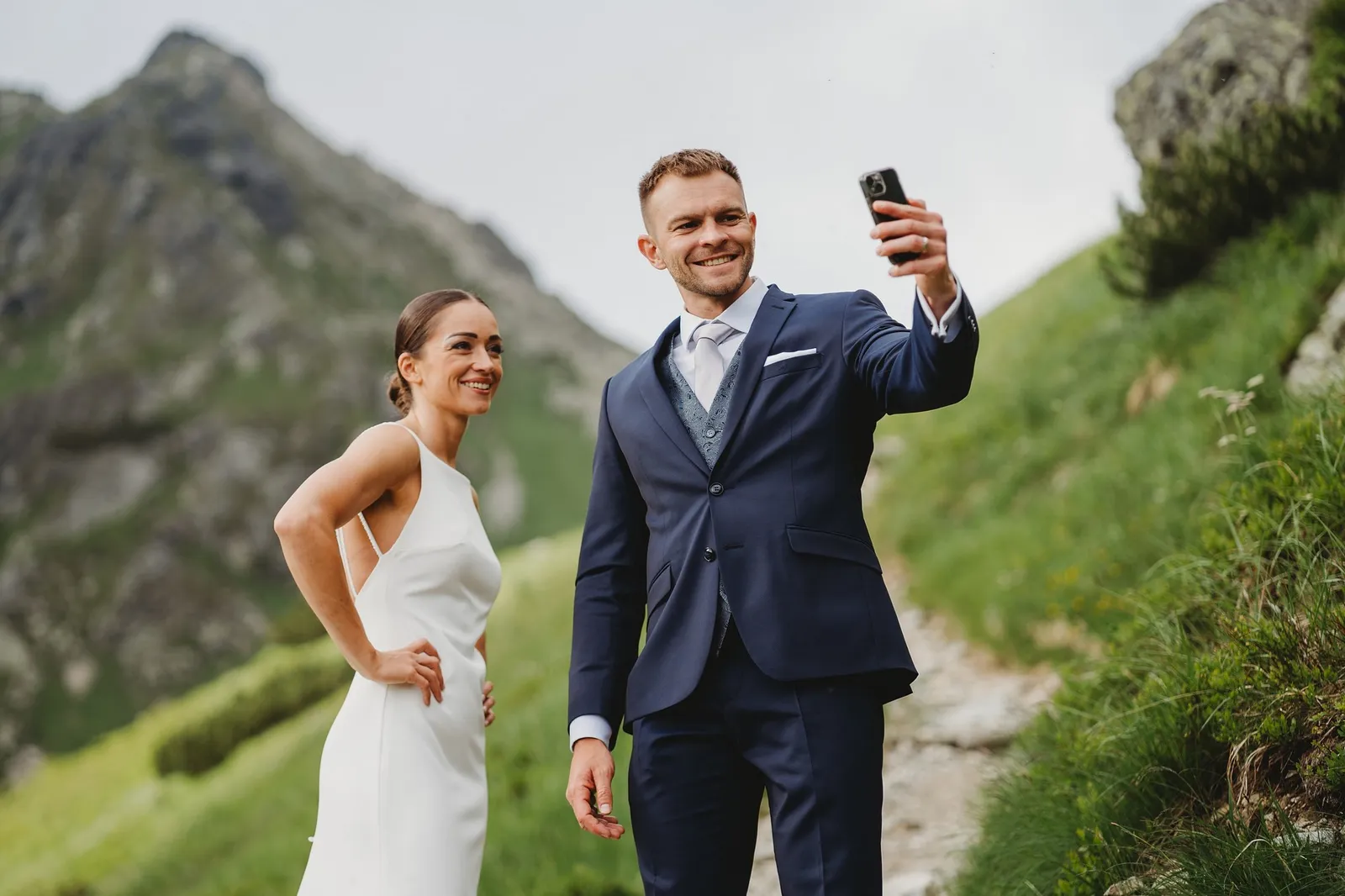 Ženích si robí selfie a nevesta s rukami v bok sa usmieva na hrebeni Západných Tatier pod Smutným sedlom – svadba Pajka a Majo, Stodola Liptovský dvor