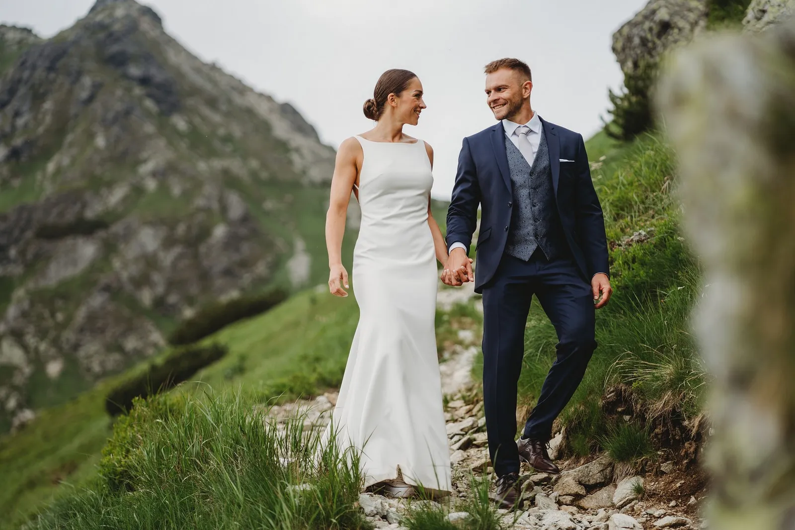 Novomanželia kráčajú ruka v ruke po kamenistom chodníku na hrebeni Západných Tatier pod Smutným sedlom – svadba Pajka a Majo, Stodola Liptovský dvor