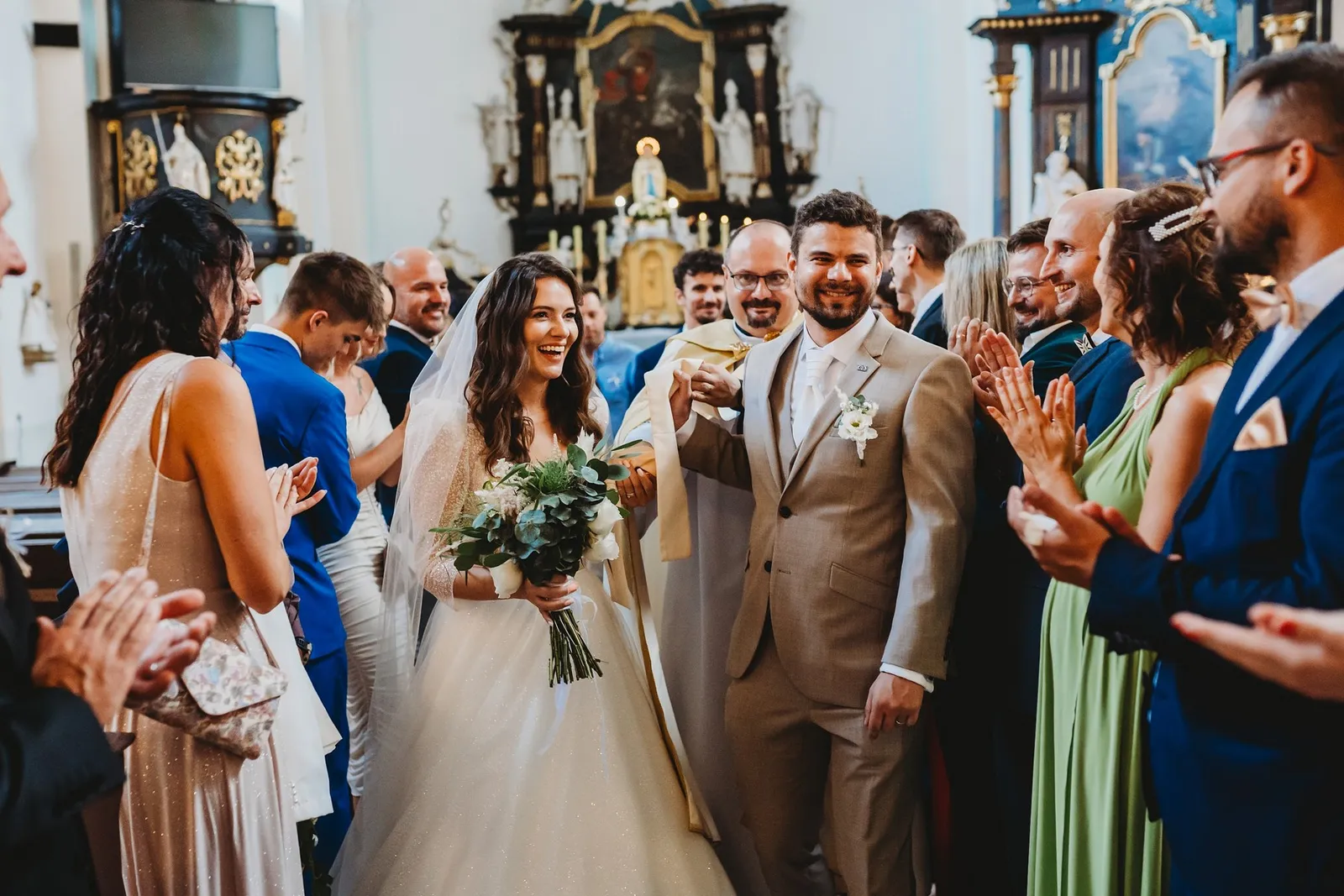 Novomanželia so zviazanými rukami odchádzajú od oltára pomedzi tlieskajúcich hostí – svadba Peťka a Peťo, Stodola Liptovský dvor