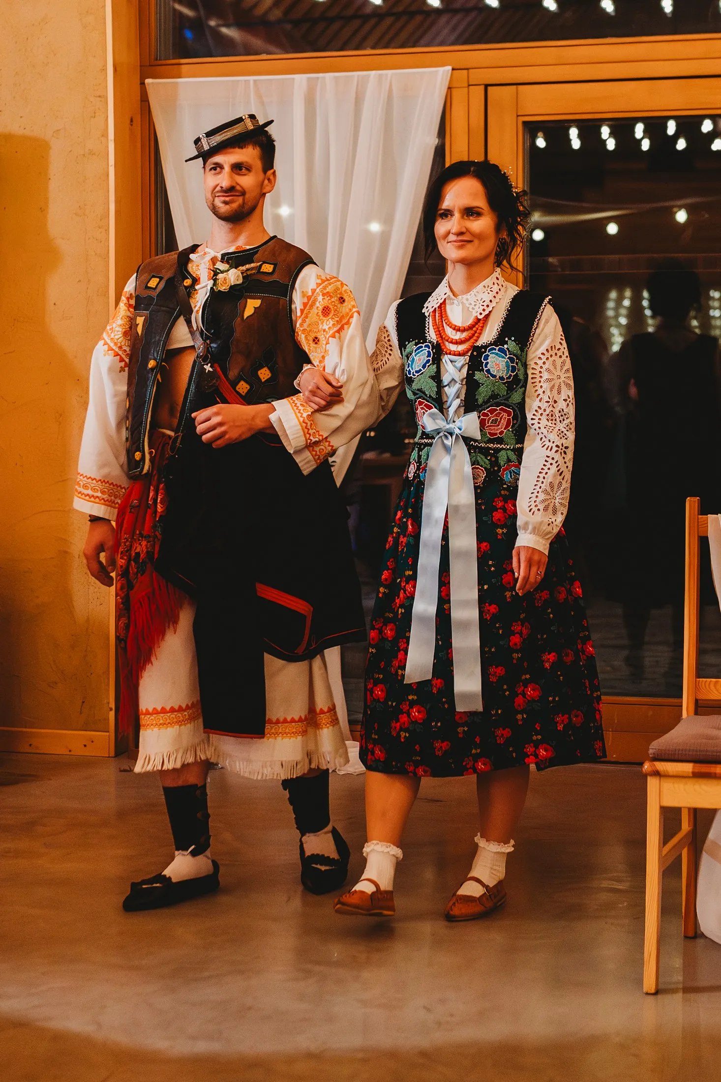 Novomanželia v tradičných ľudových krojoch s vyšívkou prichádzajú na čepčenie – svadba Andrejka a Janko, Stodola Liptovský dvor