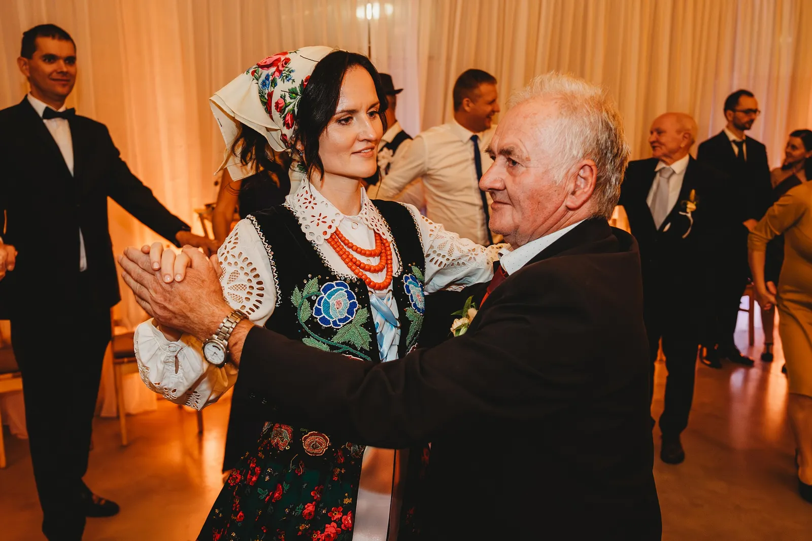 Nevesta v kroji a s čepcom tancuje so starším hosťom pri predaji nevesty – svadba Andrejka a Janko, Stodola Liptovský dvor