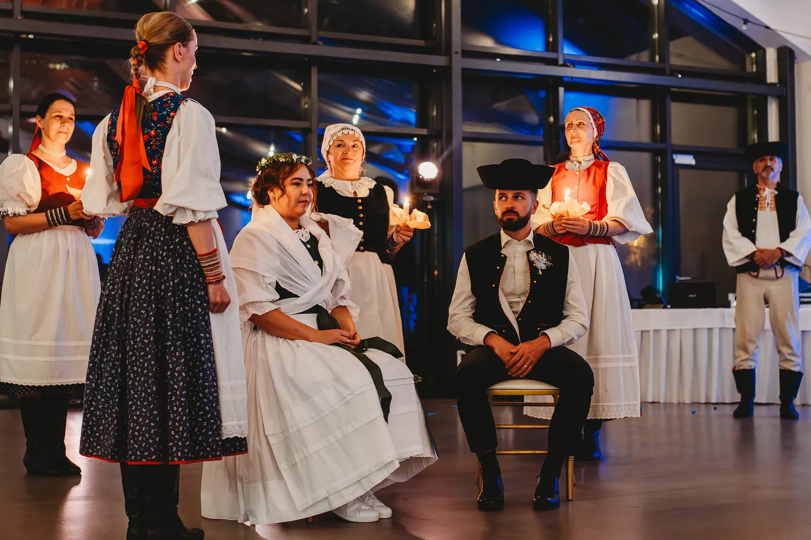 Čepčenie nevesty, folklórne ženy v krojoch so sviečkami okolo novomanželov na stoličkách – svadba Natália a Tomáš, Hotel Demänová