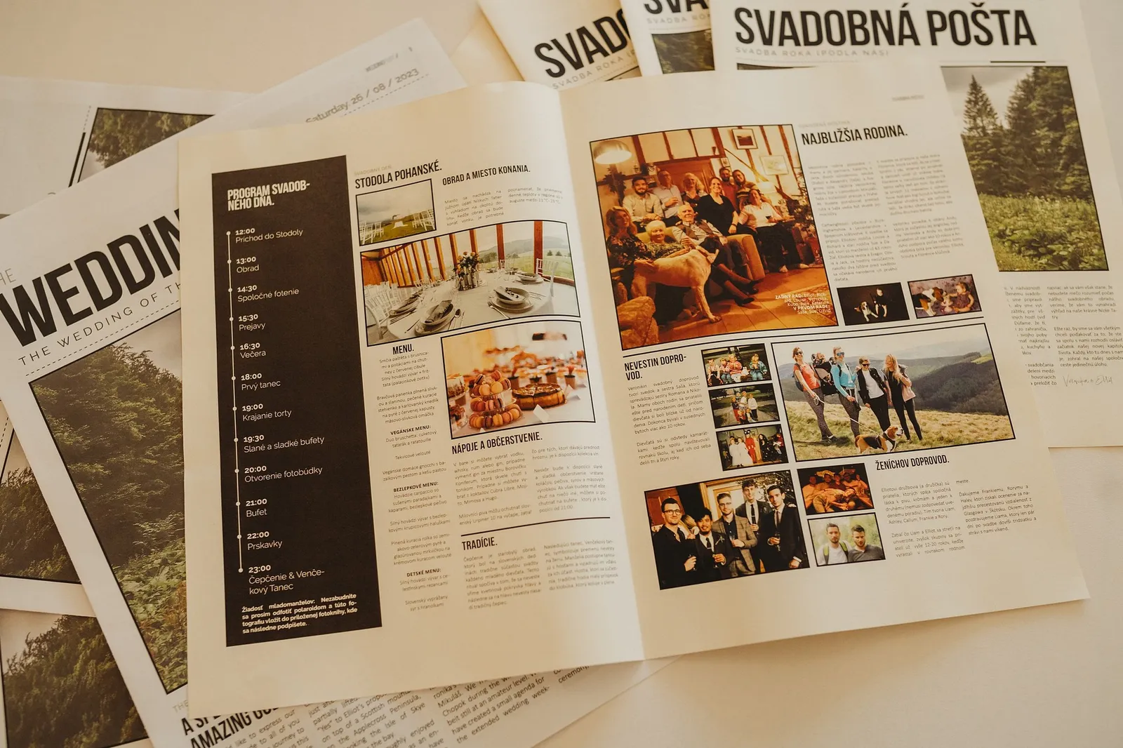 Svadobné noviny s programom dňa a fotografiami páru rozložené na stole – svadba Veronika a Elior, Stodola Pohanské